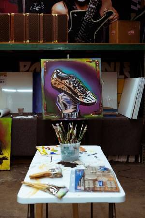 プーマ×「KISS」ポール・スタンレーのスニーカー、メイク着想の"ゼブラ柄"スウェード