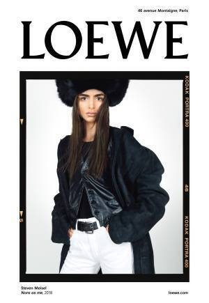 ロエベの「ゲート」バッグに新作 - 白と黒の格子模様を配したグラフィカルなショルダーバッグ