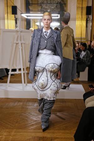 トム ブラウン2019年春夏ウィメンズコレクションをライブ配信