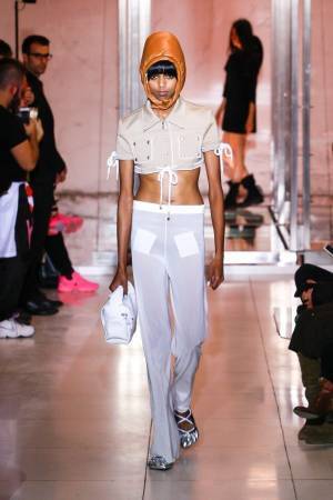 クレージュ 2019年春夏コレクション - “接近戦”の体感型ショー