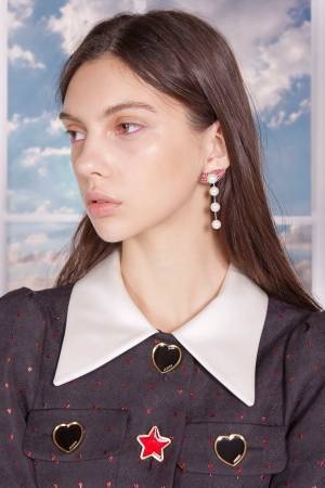 スレトシスの新作アクセサリー＆シューズ - ラインストーンのリップ×パールのイヤリングなど