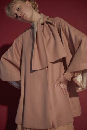 ファーファー「モーツァルト」着想の新作、フリルを飾ったニットやクラシカルなボウタイコート