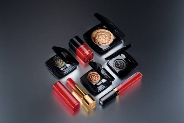 シャネルのクリスマス限定コスメ「マキシマリズム ドゥ シャネル」“獅子”がモチーフのアイシャドウなど