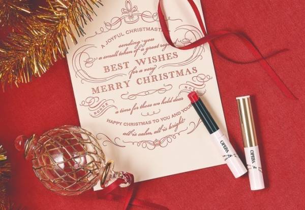 「オペラ シアーリップカラー N」のクリスマス限定カラー、星のように輝くラメを閉じ込めた青みレッド