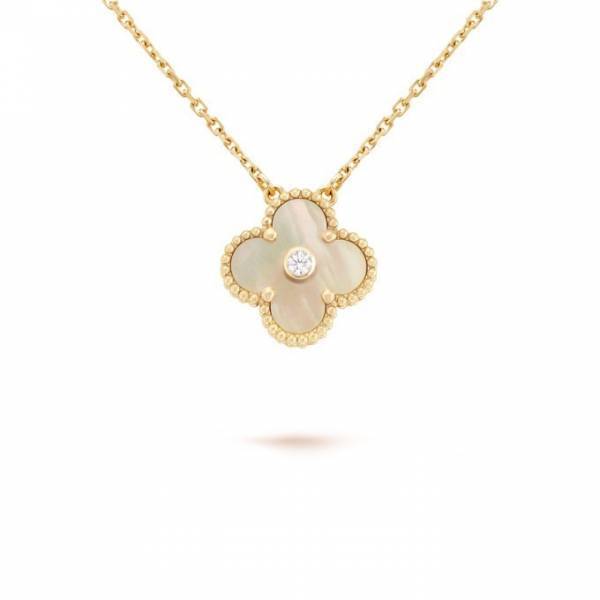 ヴァン クリーフ＆アーペル「アルハンブラ」クリスマス限定ペンダント、ゴールドマザーオブパールの輝き