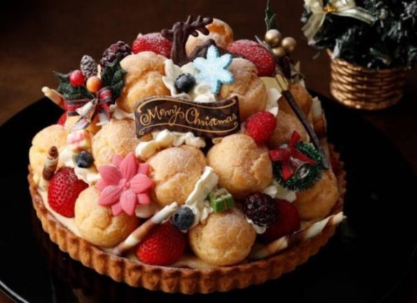 横浜ホテルニューグランドの"プチシュー"クリスマスケーキ、苺・チョコ・カスタードクリーム入り