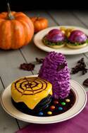 エッグスンシングスのハロウィン限定メニュー、漆黒のパンケーキ＆紫のベネディクト