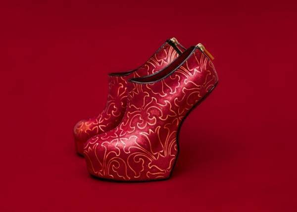 アーティスト舘鼻則孝の展覧会が銀座で ー 伝統工芸技術を駆使した作品集結、漆調の溜塗で仕上げた煙管など