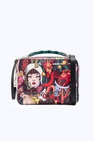 マーク ジェイコブス×ローレン・サイ、描き下ろしイラスト入りバッグ「スナップショット」など11型