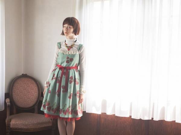 エミリーテンプルキュートより“いちご”ゴブラン風プリントのワンピース＆限定ピアスなど