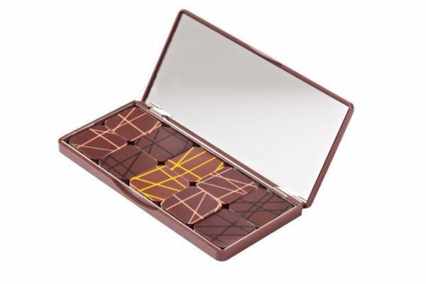 ラ・メゾン・デュ・ショコラ×シュウ ウエムラ「パレット ショコラ」メイクパレットに収めた限定チョコ