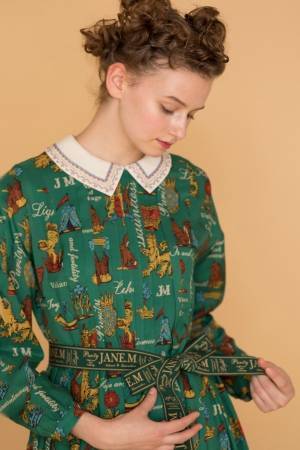 ジェーンマープル“絵本の中の英国シンボル”をモチーフにしたニット＆タータンチェックスカート