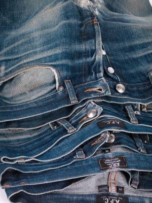 A.P.C.青山・大阪で、デニムにデザイナーのジャン・トゥイトゥがハンドペイントする限定イベント