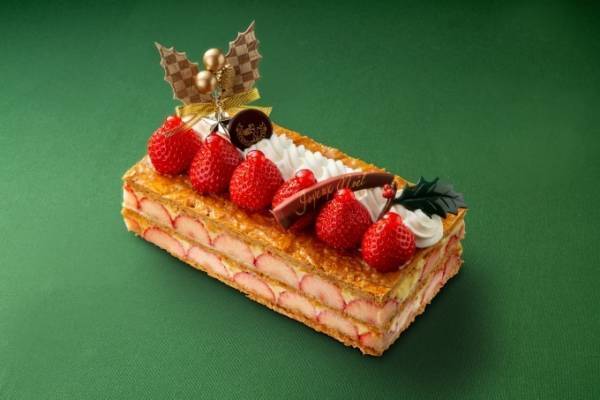 帝国ホテル 大阪のクリスマスケーキ - 苺のムースを積み木のように重ねたケーキなど
