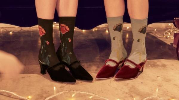 キワンダ新作"フラワー"レッグウェア、一輪のポピーやポップなマリーゴールドを配したソックス