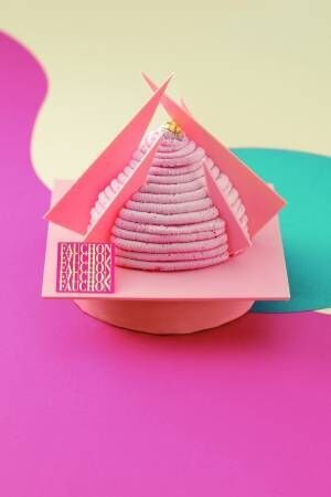 フォションのクリスマスケーキ「モンブラン フレーズ」“ツリー”を象ったストロベリーピンクのモンブラン