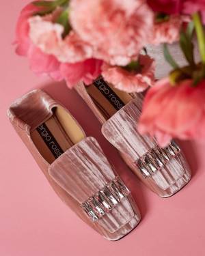 セルジオ ロッシの新作スリッパ「sr1」淡いピンクのベルベット×ジュエリーストーンを合わせて