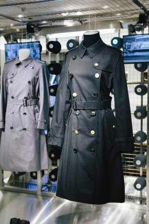 バーバリー「ヘリテージ トレンチコート」のボタンをカスタマイズ - アーカイブデザインからセレクト