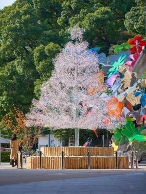 東京ガーデンテラス紀尾井町のイルミネーション、約4万2千粒のクリスタルガラスを飾ったクリスマスツリー