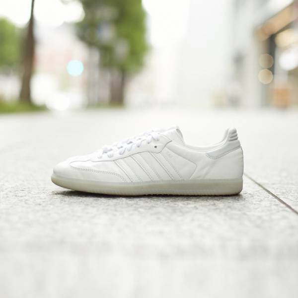 アディダス オリジナルスとトゥモローランド共同開発スニーカー「サンバ」ホワイトレザーにシルバーロゴ