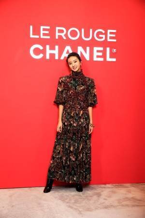 モデルKōki,シャネルの“バーガンディ”マットリップ＆ドレスでシャネル ビューティ イベントへ