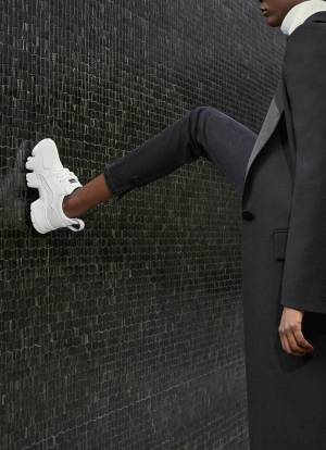 ジバンシィ「JAW」スニーカーにウィメンズ、カーフやネオプレンなど異素材で構成する流線型フォルム