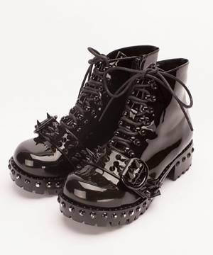 ジェフリーキャンベル、アッパーからソールまでスタッズを配した「レースアップメタリックブーツ」