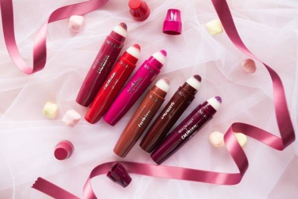 レブロン新感覚クッションタイプのティント リップ、ふわっと染まる“ブドウ色”など