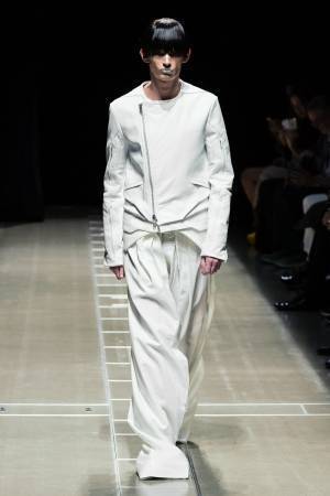 アール エー ビー ディー 2019年春夏コレクション、強烈なフラッシュとノイズの中で目覚めた服