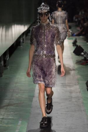 アンリアレイジ、東京で4年ぶりのショー開催 - 全ての服は光と闇の中に、これまでのアーカイブが登場