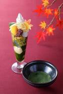 京都・宇治茶の老舗「伊藤久右衛門」から秋限定の紅葉パフェ、もみじのゼリーを添えて