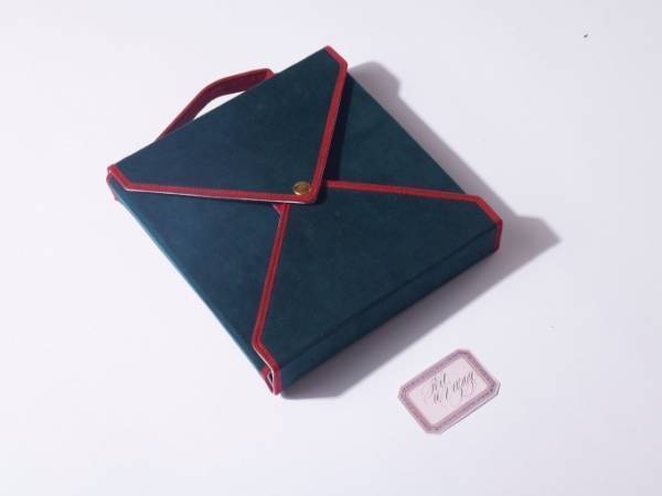 パリ発コスメ「オフィシーヌ・ユニヴェルセル・ビュリー」のビューティ・トラベル・バッグ