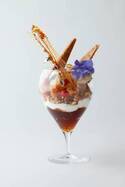 エンポリオ アルマーニ カフェ青山の限定パフェ、旬のリンゴを“ブロンドチョコ”ジェラートと合わせて