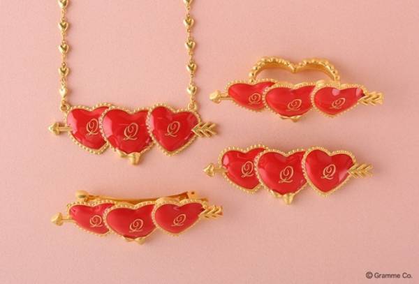 Q-pot.18年秋冬の新作、真っ赤なアーロハートを飾ったアクセサリー＆苺チョコを再現したトート