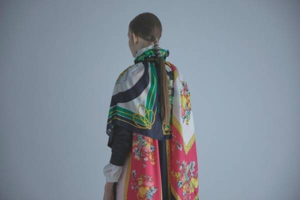 ミュベール"ヴィンテージ スカーフ"着想のワンピース＆ブルゾンなど、花や鳥を繊細に描いて