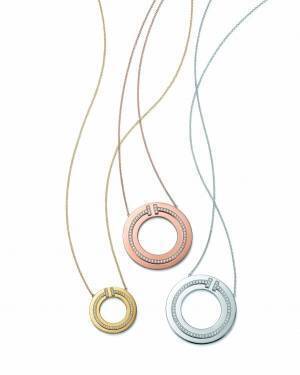 ティファニーのジュエリー「ティファニーT」新作ペンダント、ダイヤモンド煌めくサークル型の“T”