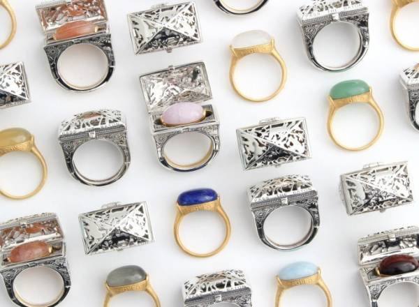 パスザバトン、中から天然石リングが現れる“宝箱型”ギミックリング - ラピスラズリなど全10種