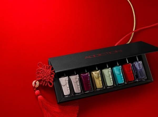 アディクションのクリスマスコフレ、ネイルキットや現品サイズのチーク＆アイシャドウ付きパレット