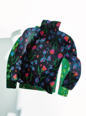 ミー イッセイ ミヤケ、クリスマスに向けた新作 - 花飾りデザインのプリーツTシャツや変形バッグ