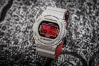 G-SHOCKコラボウォッチ - 赤のバックライト＆クモの巣プリント、スタンスの靴下セット