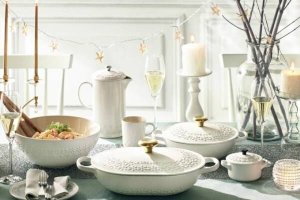 ル・クルーゼのクリスマスに向けた限定キッチンウェア、フラワー型レリーフを施した純白の鍋＆マグカップ