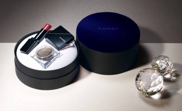 KANEBOのクリスマスコフレ、すべて限定色のメイクキット＆3ステップスキンケアが現品で