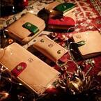 イル ビゾンテの日本限定ウォレット＆キーケース、クリスマスカラーの赤や緑を入れたヌメ革