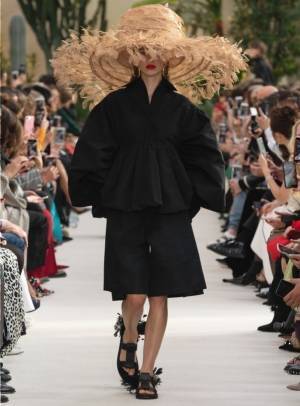 ヴァレンティノ、2019年プレフォール ファッションショーを東京で発表