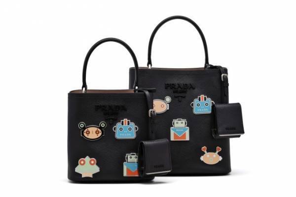 プラダより“ロボット”モチーフを施した限定ワンハンドルバッグ＆アクセサリー、伊勢丹新宿店に登場