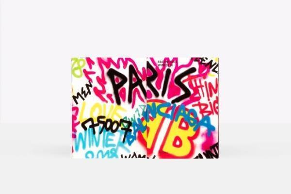 バレンシアガ、ショーのバックステージを写した書籍 - 鮮やかなペイントのブックカバーで