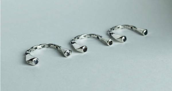 表参道のアイデア バイ ソスウ「プレザンテ・パ・バトゥ」クリスマスジュエリー、可動式U字型リングなど