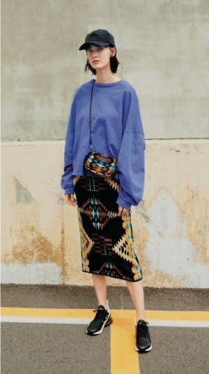 ペンドルトン×エミのコラボ、ネイティブ柄のウールスカート＆タッセル付きミニバッグ