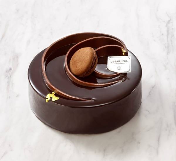 ドゥバイヨルのクリスマス限定ケーキ、チョコムース×クレームブリュレにマカロンを飾って