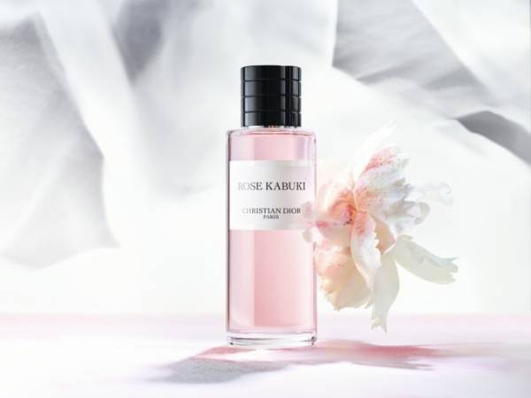 メゾン クリスチャン ディオールの新香水「ローズ カブキ」白塗りから着想を得た柔らかなフローラル